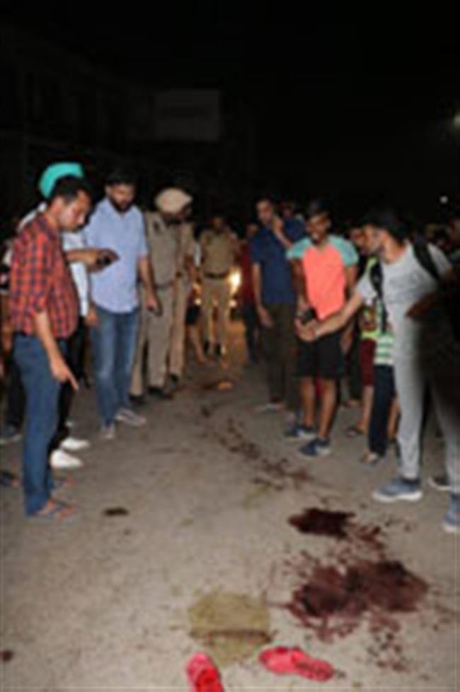 नाके पर तालाशी लेने से भडक़े युवक की पुलिस पार्टी से हाथापाई, चौकी इंचार्ज ने चलाई गोली