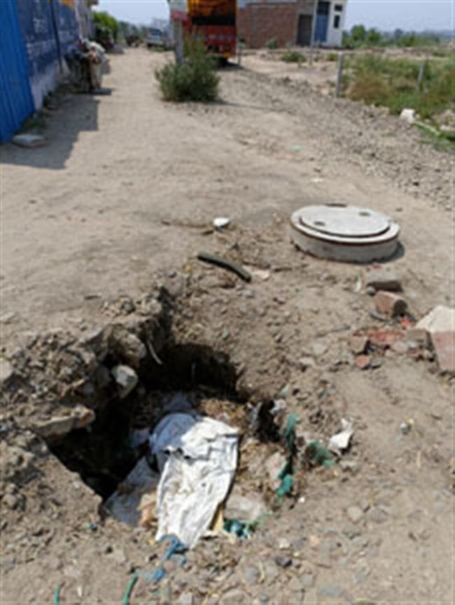 खुला मेनहोल दे रहा हादसों को निमंत्रण