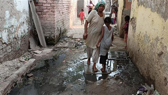 गलियों में दूषित पानी के चलते बासिंदे नरकीय वातावरण में जीने को मजबूर