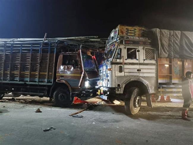 दो ट्रकों की टक्कर के बाद सड़क पर लगा जाम