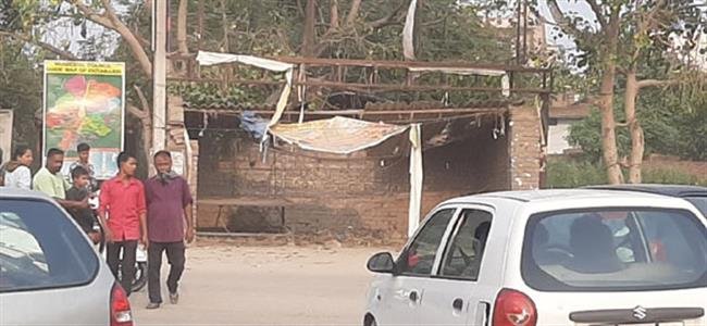 बस स्टैंड की हालत खस्ता, न बैठने की जगह, न सिर ढकने को छत