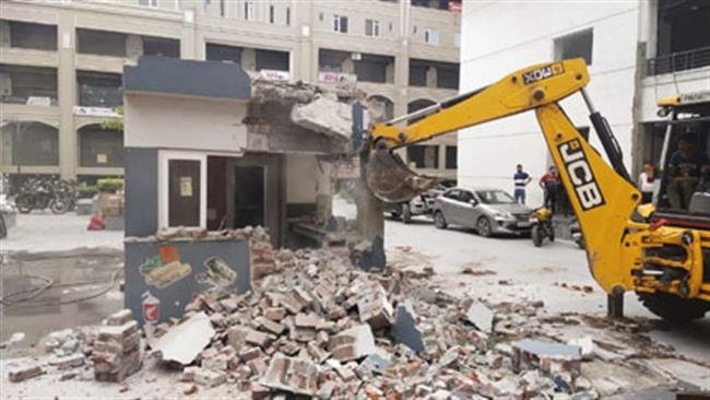 काऊंसिल अधिकारियों ने प्रोजेक्ट की पार्क में बनी तीन दुकानें तोड़ी