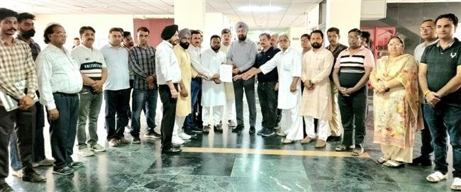 शहर में घूम रहे शकी व अजनबी व्यक्तियों की जांच पड़ताल हेतु ज्ञापन एडीसी को ज्ञापन सौंपा