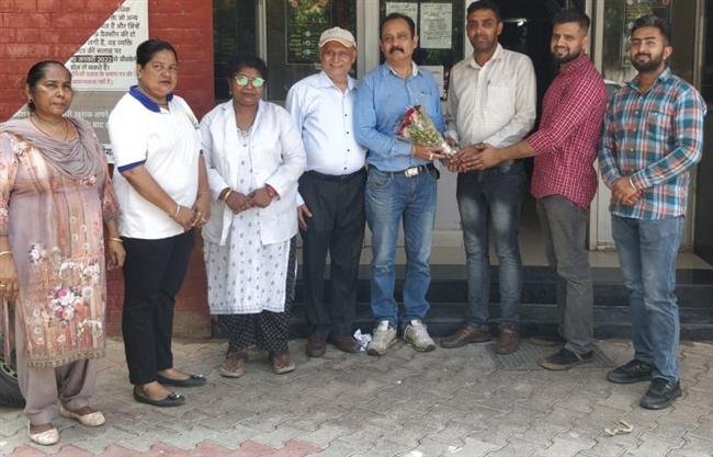 से. 28 की आयुर्वेदिक डिस्पेंसरी के प्रभारी डॉ. राजीव कपिला को भावभीनी विदाई दी