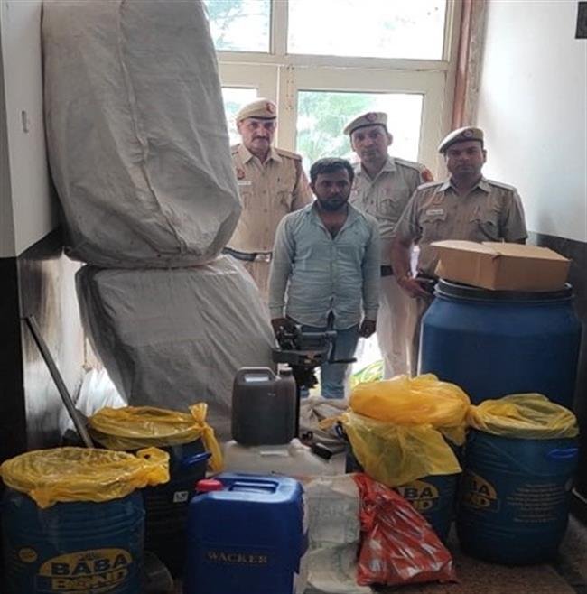 FACTORY OF SPURIOUS ILLICIT LIQUOR BUSTED, HUGE QUANTITY OF CHEMICALS & EQUIPMENTS USED TO SEAL THE BOTTLES SEIZED