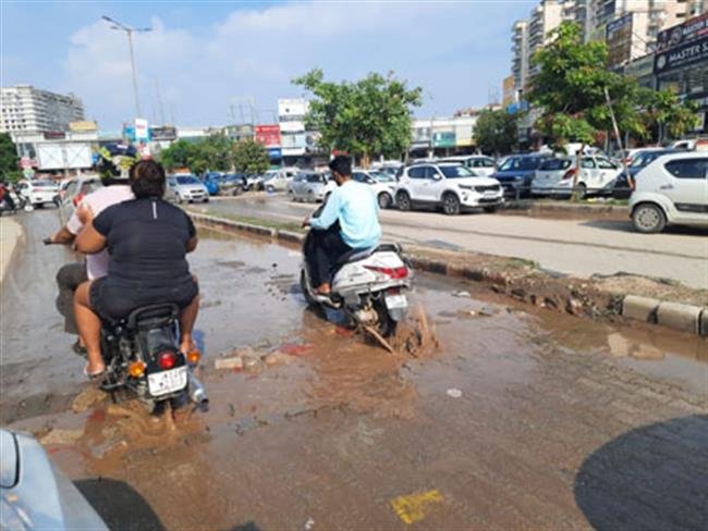 छुट्टी वाले दिन जोड़ दिए जाते हैं अवैध सीवरेज कनेक्शन, अधिकारी नहीं करते कार्रवाई