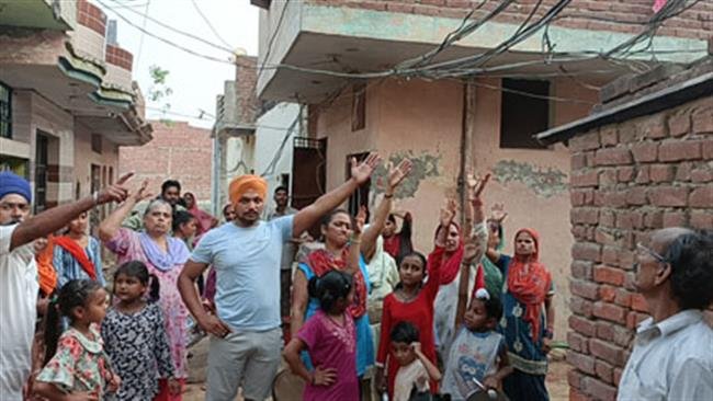 कॉलोनी निवासियों ने अधिकारियों को जगाने के लिए बर्तन खड़का किया प्रदर्शन