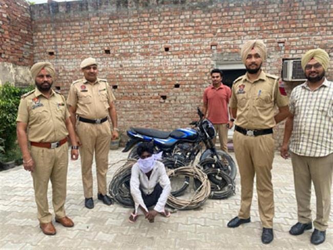 पुलिस ने चोरी की तारों सहित चोर को किया गिरफ्तार