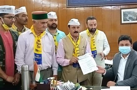 सेब के दामों का समर्थन मूल्य 1 रुपए बढ़ाए जाने पर आम आदमी पार्टी ने विरोध जताया