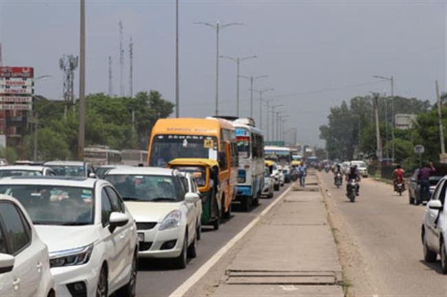 हाईवे पर पलटा तेज रफ्तार ट्रक, 7 घंटे लगा जाम