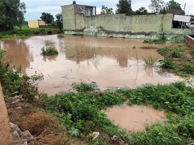 जड़ौत-रामपुर सैनियां सड़क पर बने पुल को अवैध रूप से बंद करने से बरसाती पानी की निकासी हुई बंद