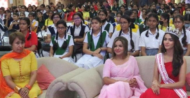 FEMINA MISS INDIA 1ST RUNNER-UP VISITS ALMA MATER, MOTIVATES STUDENTS TO FOCUS ON GOAL