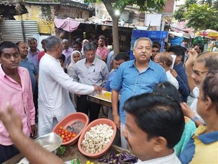 द्रोपदी मुर्मू के राष्ट्रपति चुनाव जीतने की खुशी में भाजपाइयों ने जगह जगह बाटे लड्डू