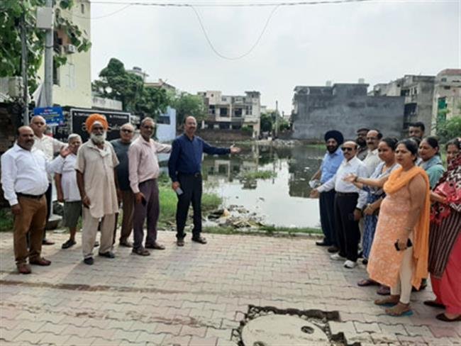 खाली जमीन में पानी भरने से बीमारियां फैलने के खतरे से लोग परेशान