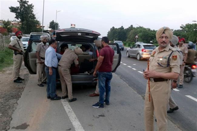 जीरकपुर व डेराबस्सी पुलिस ने बड़े पैमाने पर नाकाबंदी कर चलाया चेकिंग अभियान