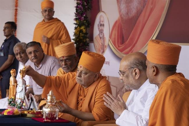 AMIT SHAH PLACES KALASH TO PRAMUKH SWAMI MAHARAJ NAGAR