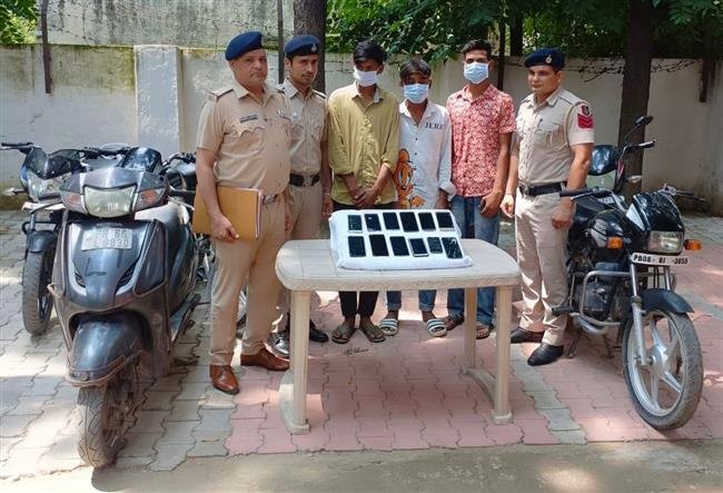 DISTT. CRIME CELL NABBED SNATCHERS, ONE DOZEN MOBILES AND 6 BIKE RECOVERED