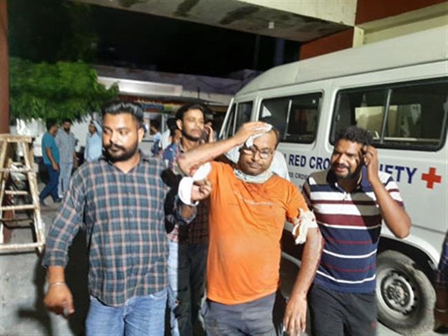 राहगीर के सिर में चाकू मारकर नकदी व मोबाइल छीना