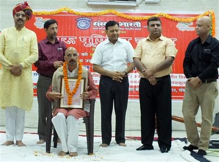 RENOWNED SINGER DR. ARVIND SHARMA FELICITATED BY SANSKAR BHARTI