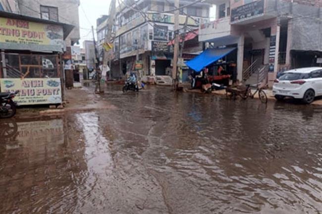 गलियों व खाली पड़े प्लाट में पानी खड़ा होने से लोग परेशान
