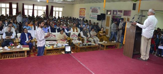 पुस्तकें पढ़ने की आदत बनाएं विद्यार्थीः आर्लेकर