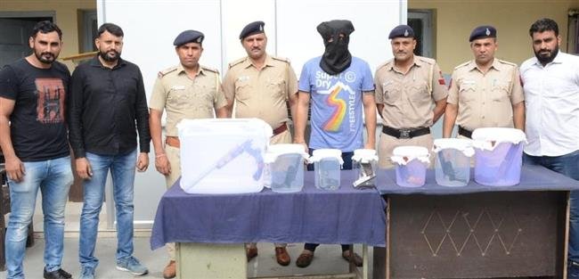 CHANDIGARH CRIME BRANCH POLICE ARRESTS DREADLY GANGSTER WANTED BY HARYANA AND UP POLICE