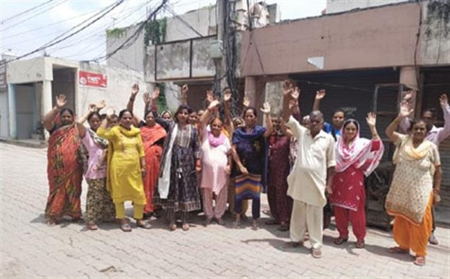 बिजली की लटक रही तारों को लेकर महिलाओं ने किया प्रदर्शन, पार्षद के खिलाफ की नारेबाजी