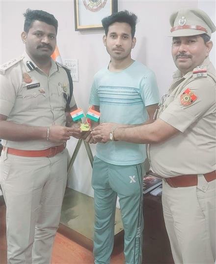 SWIFT ACTION BY A GOOD SAMARITON DANISH SAVED THE LIFE OF A YOUNG MBA ASPIRANT GOT INJURED BY KITE “MANJHA” STRING