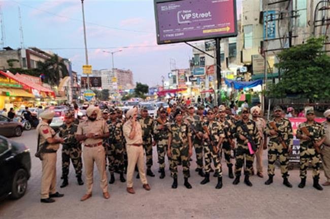 सुरक्षा का भरोसा दिलाने के लिए शहर में निकाला फ्लैग मार्च