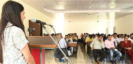 श्लोकोच्चारण में ज्योति, निबंध में मीनाक्षी रहीं अव्वल