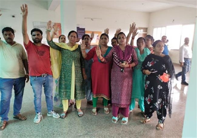 महिलाओं ने घेरा नगर काऊंसिल दफतर, काऊंसिल अधिकारियों व प्रधान के खिलाफ की नारेबाजी