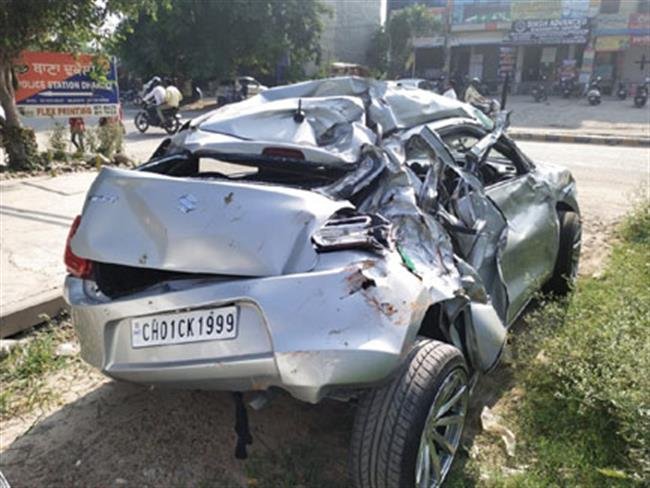 महिंद्रा पिकअप और सडक पर खडी कार की टक्कर में स्वीफ्ट हुई चकनाचूर