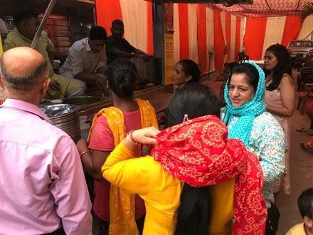 प्राचीन शिव मंदिर में लगा अन्नपूर्णा का विशाल भंडारा