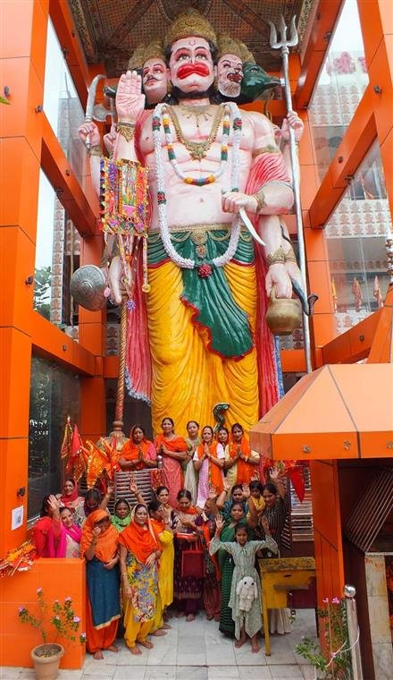 महिला सुंदरकांड सभा ने 32 फुट के पंचमुखी दक्षिण मुखी हनुमान जी को सवा 11 फुट की इको-फ्रेंडली राखी बांधी