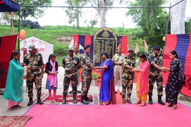 फिरोजपुर में हुसैनीवाला बॉर्डर पर बीएसएफ जवानों के साथ मनाया रक्षाबंधन