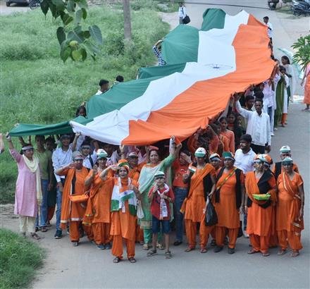 नारी जागृति मंच की पिंक ब्रिगेड ने तैयार किया 150 फीट लम्बा तिरंगा, अनोखे ढंग से मनाया 75वां आज़ादी का अमृत महोत्सव