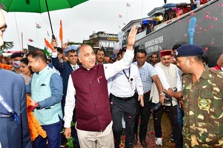 मुख्यमंत्री ने जिला सिरमौर के सराहां में राष्ट्रीय ध्वज फहराया