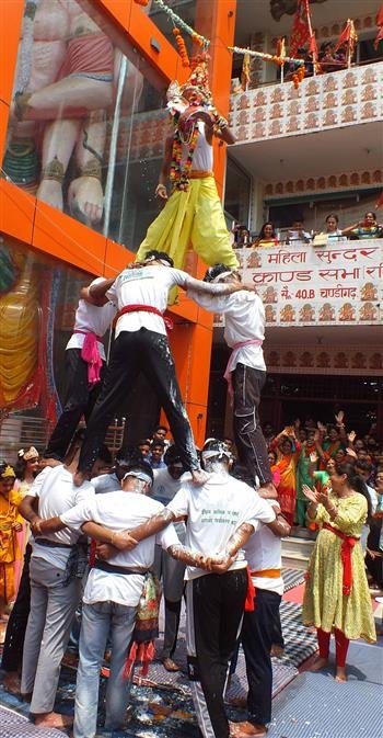 हनुमंत धाम में जन्माष्टमी पर आयोजित  किया गया कार्यक्रम हांडी फोड़