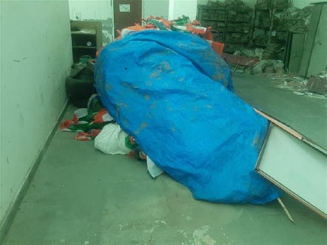 नगर काउंसिल जीरकपुर में हुआ तिरंगे का अपमान, सैकड़ों की गिनती में तिरंगे झंडे फेंके गए हैं कबाड़ में