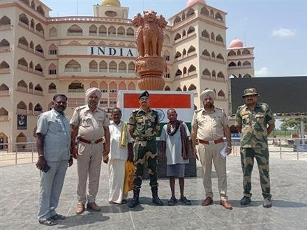 BSF DONE GOOD JOB TRACED FAMILY  OF FEEBLE MINDED PERSON FROM KARNATKA  WITH HELP OF POLICE