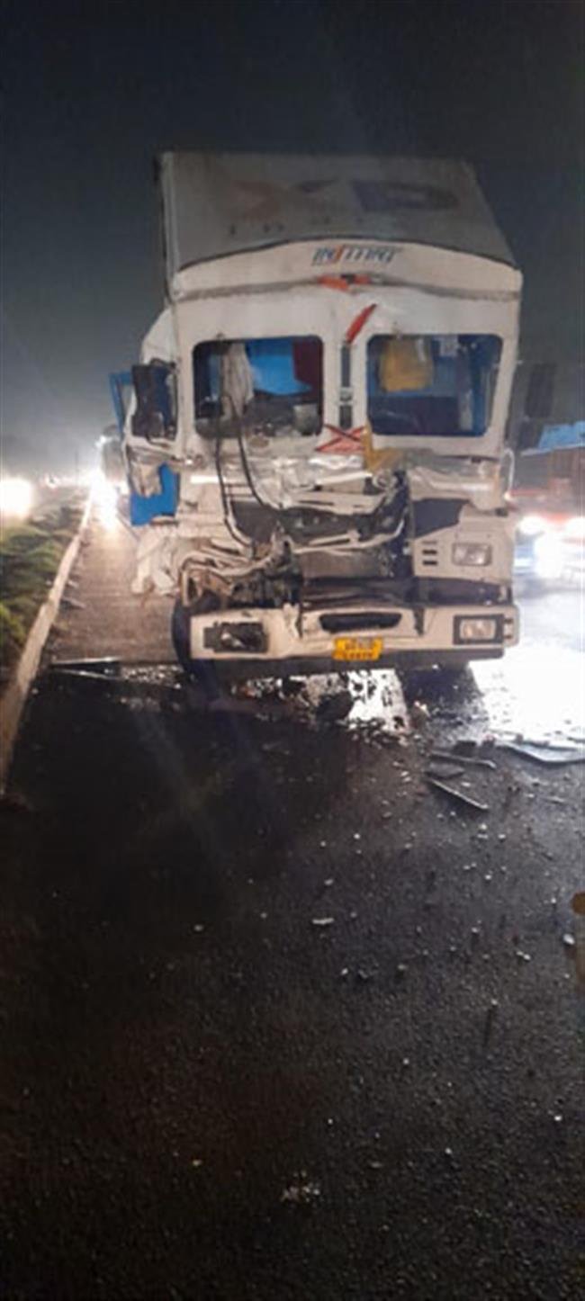 दो ट्रकों की टक्कर में चालक घायल, हादसे के बाद लगा जाम