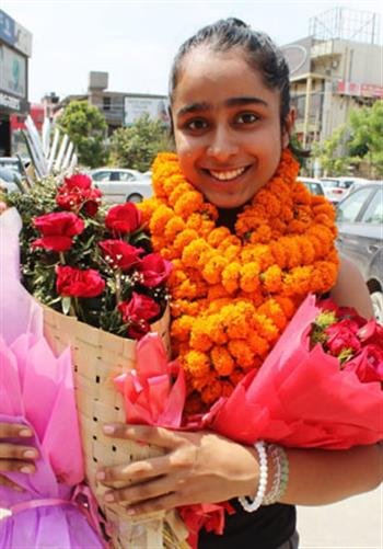 दुबई आबू धाबी में अमरीका को हराकर वापिस आई एरनजोत का लोगों ने किया स्वागत