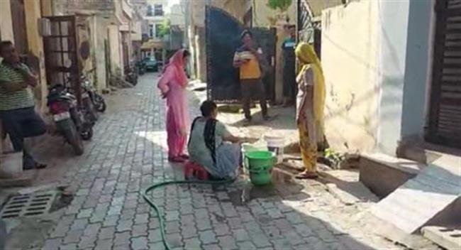 बूंद-बूंद पानी के लिए तरस रहे लोग