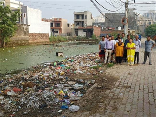गंदगी फैलने से लोग परेशान, जताया रोष