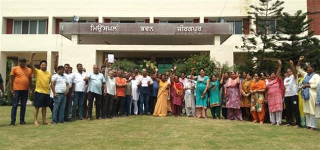 पानी की किल्लत से परेशान लोगों ने घेरा काउंसिल दफ्तर, की नारेबाजी