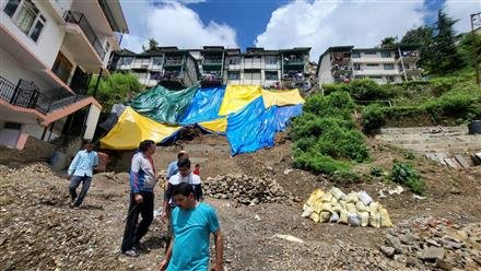 भूस्खलन के कारण वन विभाग कालोनी के कई मकान खतरे में, तुरंत राहत कार्य आरम्भ करने की ज़रुरत