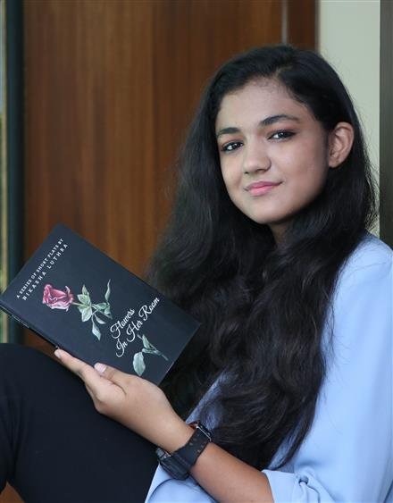 नौवीं की छात्रा निकाशा लूथरा की किताब 'द फ्लॉवर्स इन हर रूम' का अनावरण