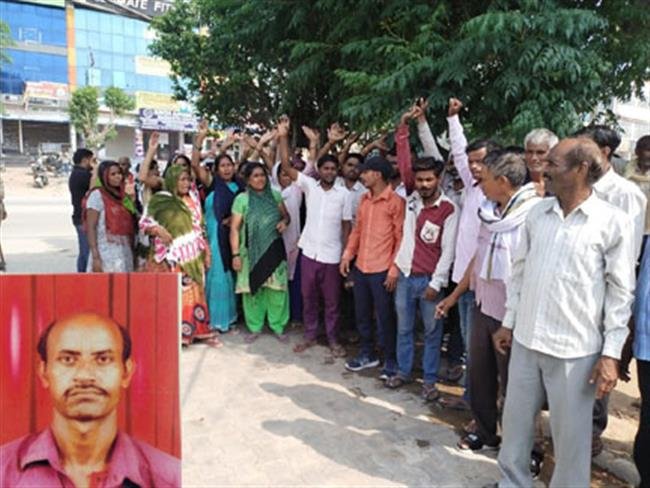 करंट लगने से व्यक्ति की मौत, पुलिस ने कार्रवाई नहीं की तो किया रोड जाम