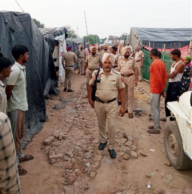 पुलिस चलाया तलाशी अभियान, आठ लोगों को हिरासत में लेकर की पूछताछ