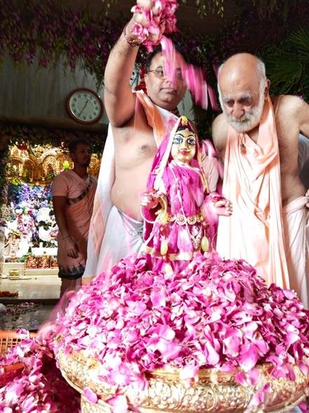 गौड़ीय मठ में धूमधाम से मनाई गई राधा अष्टमी